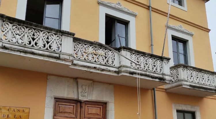 Façana de l'Ajuntament de Bescanó amb l'estelada arrencada i el pal doblegat