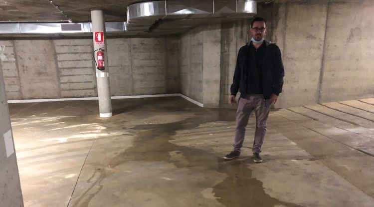 Lluc Salellas a l'interior de l'aparcament soterrat amb acumulacions d'aigua