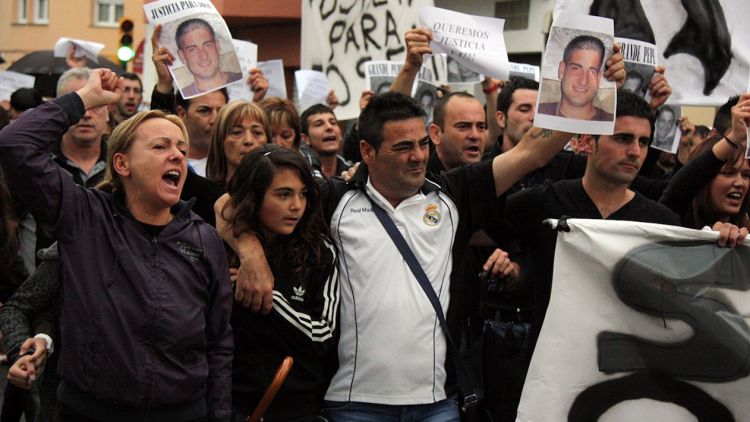 Familiars de la víctima reclamant justícia a la manifestació d'avui © ACN