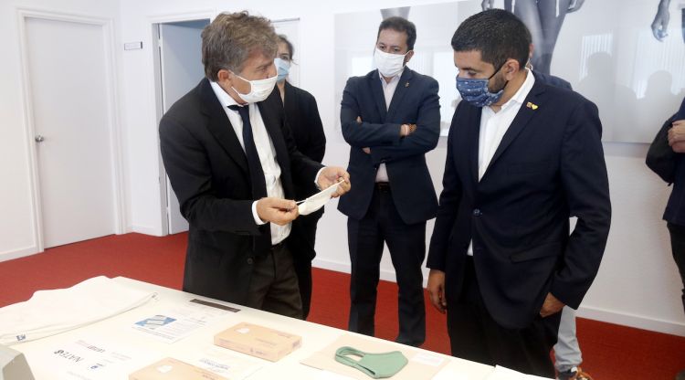 El CEO de Nylstar, Alfons Cirera, ensenya les mascaretes antivirals al conseller de Treball, Chakir El Homrani. ACN