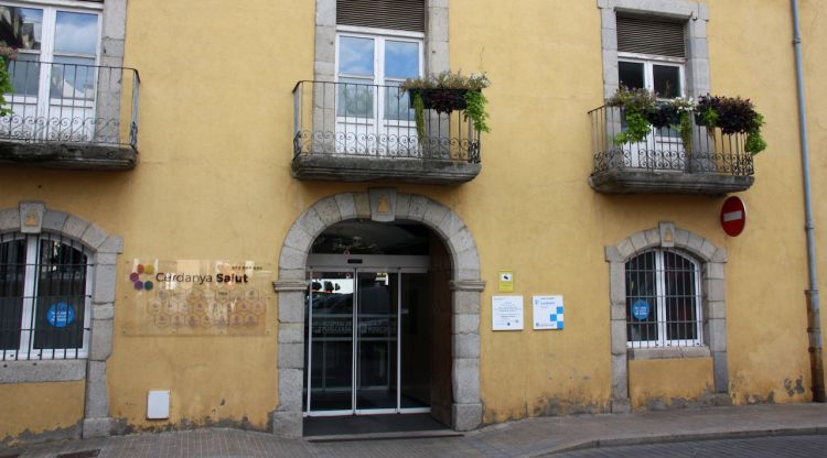 Part de la façana de l'antic hospital de Puigcerdà. ACN