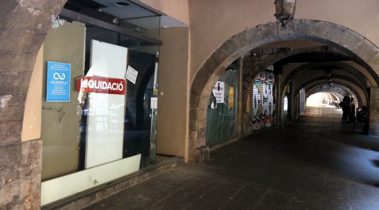 Un comerç tancat a la Rambla de Girona, aquest estiu. ACN