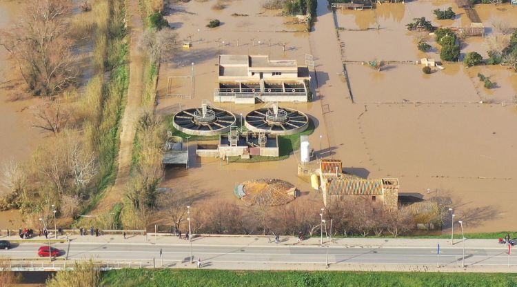 Pla aeri de la planta potabilitzadora totalment inundada a causa del desbordament del riu Ter