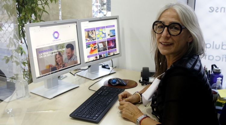 La presidenta de l'AGE, Maria Rosa Agustí, amb la pàgina web de Gironazon oberta a l'ordinador. ACN