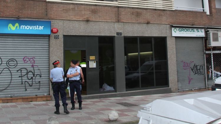 Entrada de l'edifici on es va trobar el cadàver a l'interior d'un armari a Lloret de Mar © ACN