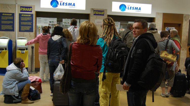 Passatgers a les finestretes de Lesma, a l'aeroport de Girona, per fer consultes o reclamacions © ACN