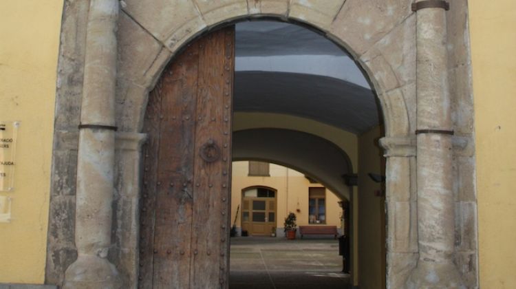 La portalada renaixentista de l'Hospital Sant Jaume d'Olot data del segle XVI i es troba en molt mal estat de conservació © ACN
