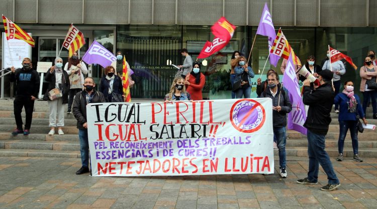 Un moment de la concentració de treballadores de centres sanitaris gironins davant la seu de la Generalitat a Girona. ACN