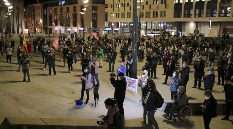 Un instant de la concentració a la plaça U d'octubre de Girona contra l'operatiu de la Guàrdia Civil. ACN