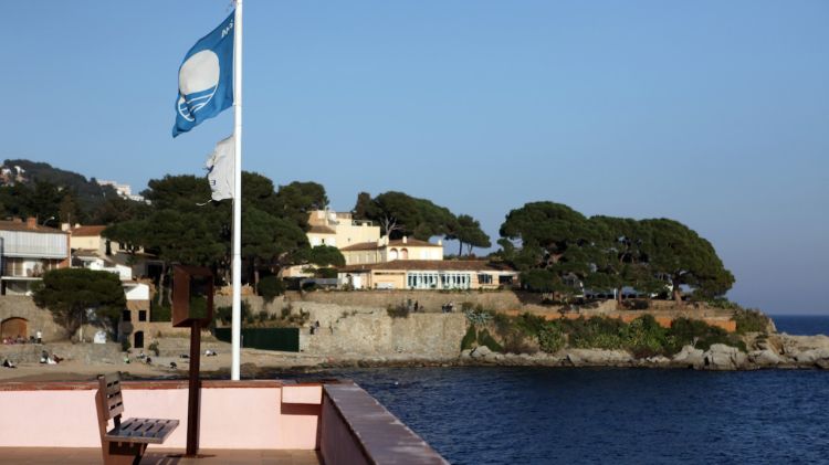 Bandera blava a Calella de Palafrugell a la Costa Brava (arxiu)