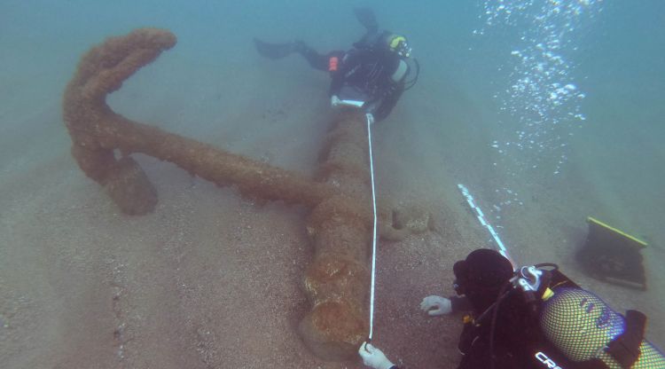 Els arqueòlegs documentant l'àncora del segle XIX que s'ha descobert a Begur. ACN
