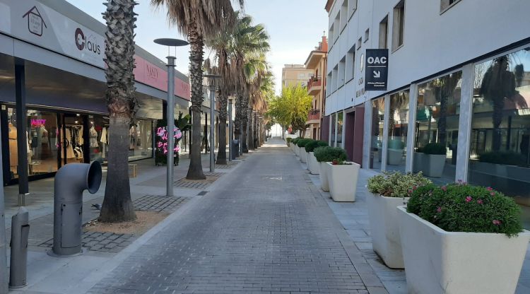 El carrer de l'Ajuntament que porta a la platja de Platja d'Aro, completament buit. ACN