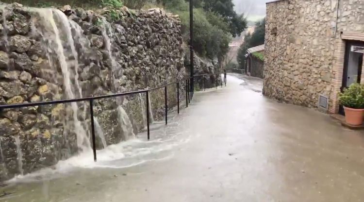 La pluja que queia a Terrades aquest migdia ha deixat els carrers convertits en rierols. Meteo Terrades