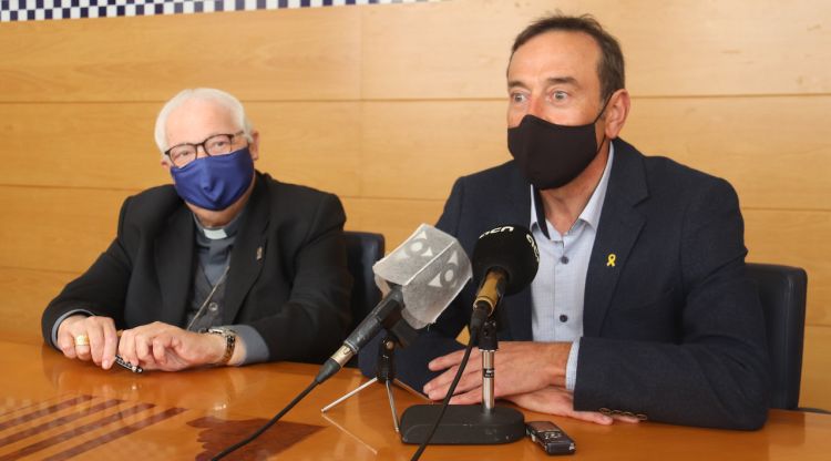 L'alcalde d'Olot, Pep Berga (esquerra), i el bisbe de Girona, Francesc Pardo, durant la roda de premsa a l'Ajuntament d'Olot. ACN