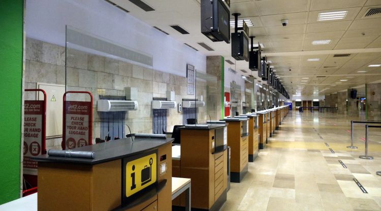 Mostradors amb pantalles de metacrilat a la terminal de l'aeroport Girona-Costa Brava el passat 1 de juliol del 2020. ACN