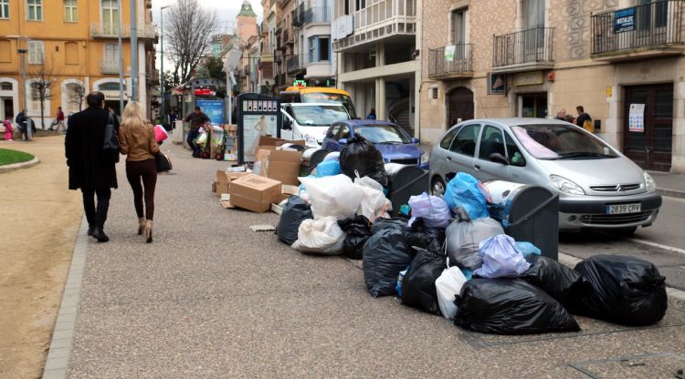 Bosses d'escombraries fora dels contenidors a Figueres el primer dia de vaga indefinida, el 21 de desembre del 2016. ACN