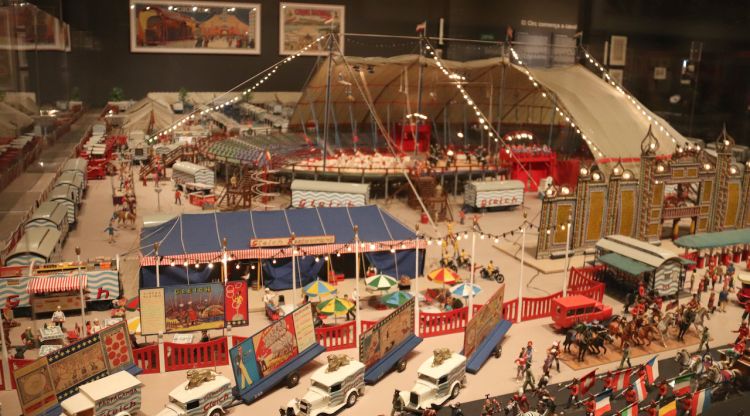 Pla general de la maqueta del circ Gleich que es pot veure el museu Circusland de Besalú. ACN