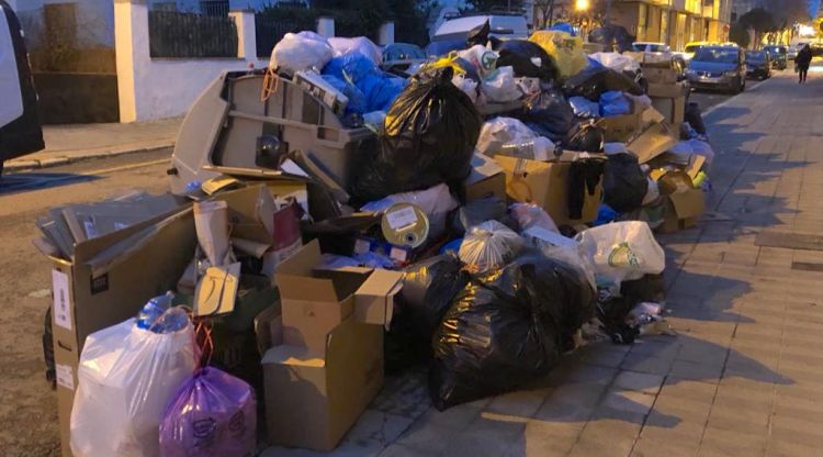Les escombraries apilonades al carrer Sant Pau aquest vespre poc abans de desconvocar-se la vaga. Feli Cabas