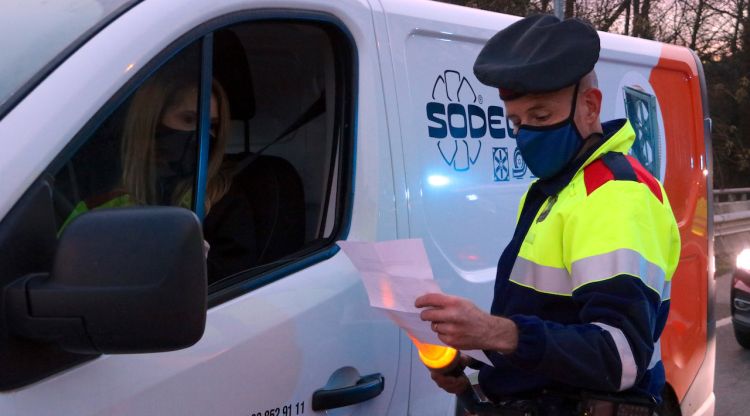 Un mosso comprova la documentació d'un vehicle que vol accedir a Ripoll. ACN