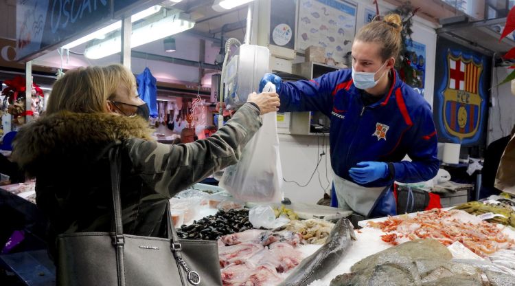 Una parada de peix al mercat del Lleó de Girona. ACN