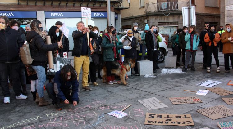 Un moment de la concentració davant de l'Ajuntament de Puigcerdà. ACN