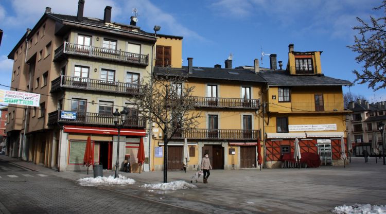 Bars de Puigcerdà tancats i amb les terrasses recollides per les restriccions del confinament perimetral de la Cerdanya. ACN