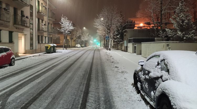 L'avinguda de Sant Jordi d'Olot coberta de neu, aquesta matinada. Josep Caritg