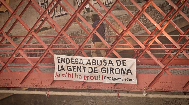 Una pancarta contra la companyia, avui a Girona