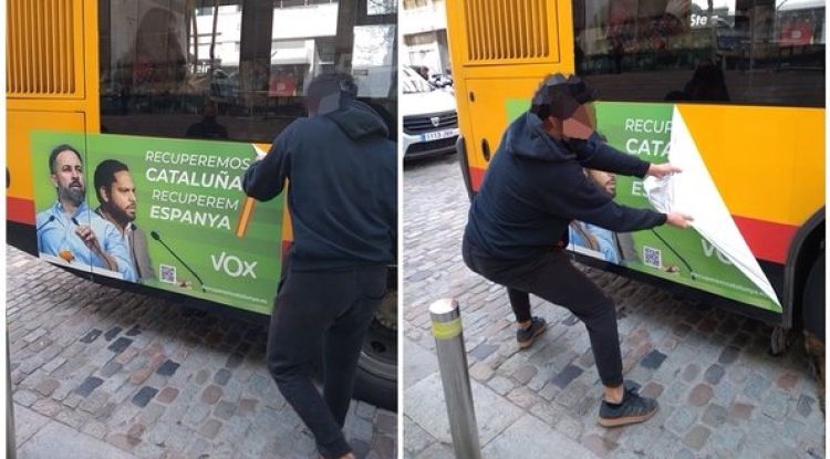 Un jove arrencant la publicitat en un dels autobusos de Girona