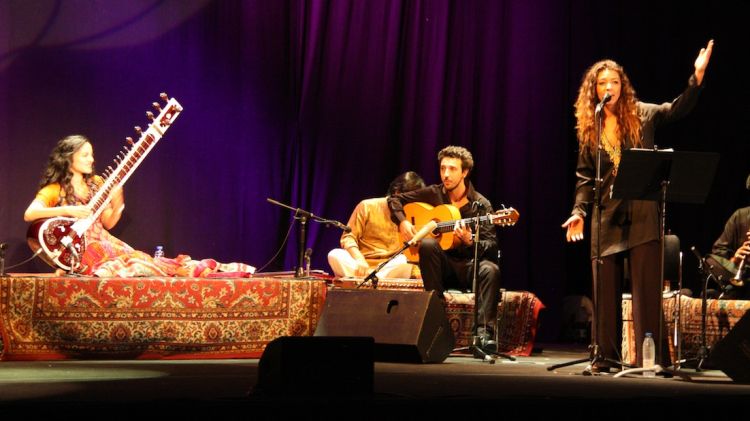 Anoshka Shankar, asseguda amb el sitar, s'ha fet acompanyar de música índis i flamencs © ACN