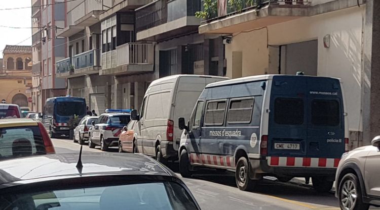 Algunes furgonetes dels Mossos durant l'operatiu a Figueres. ACN