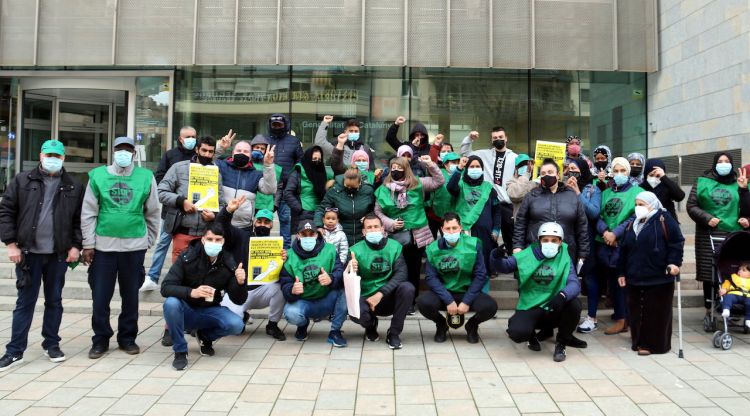 L'assemblea de la PAH Girona Salt davant la seu del Govern. ACN