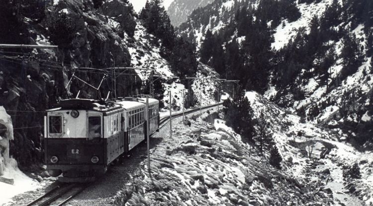 Un dels clàssics trens del Cremallera arribant a la Vall de Núria l'any 1980. FGC