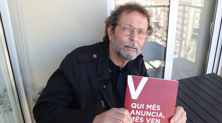 L'historiador Lluís Costa amb el llibre 'Qui més anuncia, més ven'. ACN