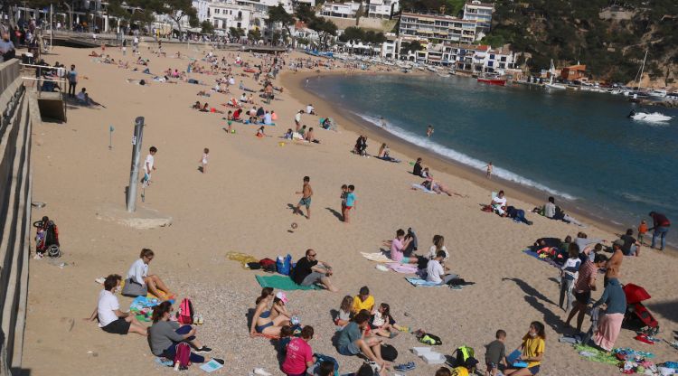 Turistes a Llafranc durant aquesta passada Setmana Santa. ACN