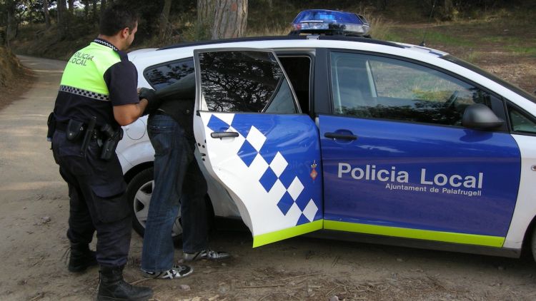 Agents de la policia de Palafrugell practicant una detenció (arxiu)
