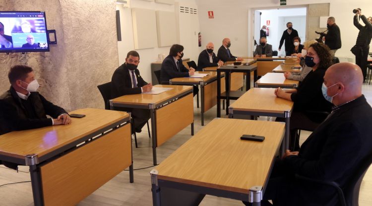 Un moment de la reunió que han mantingut la Generalitat i els ajuntaments que signen l'al·legació conjunta contra el traçat del ramal de la MAT. ACN