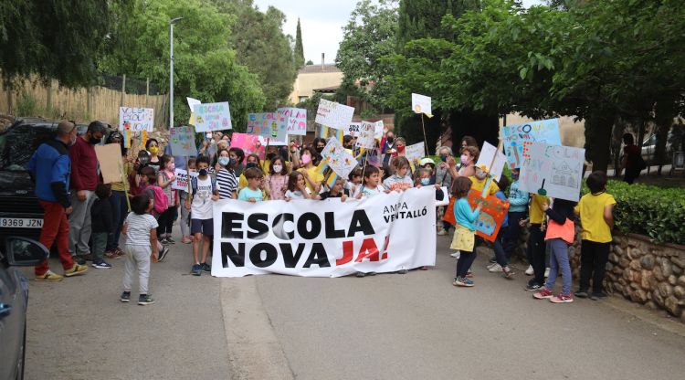 Diversos alumnes de l'escola Ventalló amb les famílies protestant per la construcció d'una escola nova. ACN