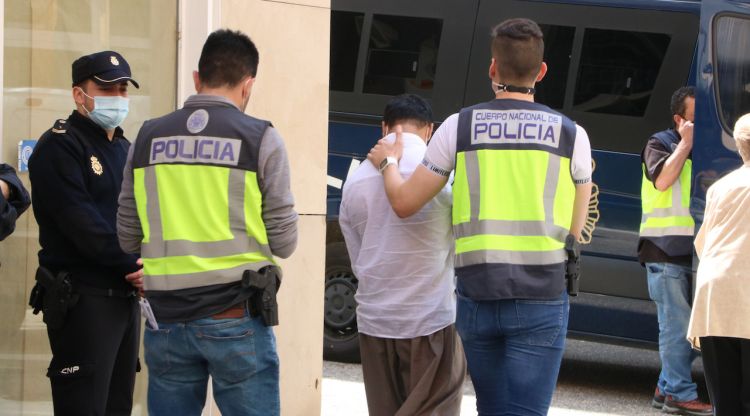 La policia s'endú un detingut d'una botiga de telefonia del carrer de la Rutlla de Girona. ACN