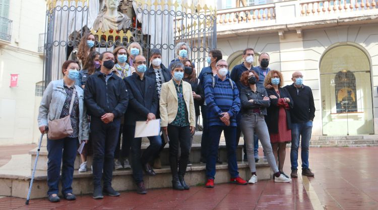 Foto de família amb alguns dels treballadors que participen en el cicle de xerrades. ACN