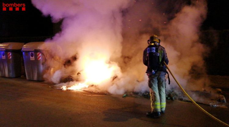 Bombers de la Generalitat treballant un incendi a contenidors a Girona (arxiu)