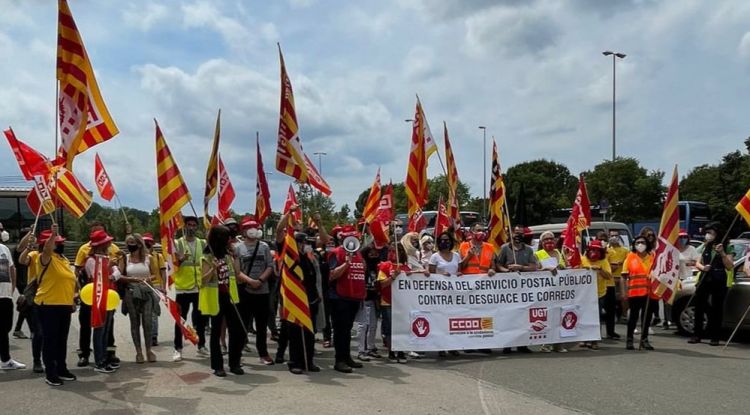 Un instant de la protesta de treballadors de la plantilla de Correus. ACN