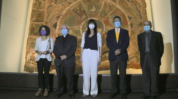 D'esquerra a dreta: Laia Cañigueral, Francesc Pardo, Marta Madrenas, Miquel Noguer i Jaume Julià amb el Tapís de la Creació. ACN