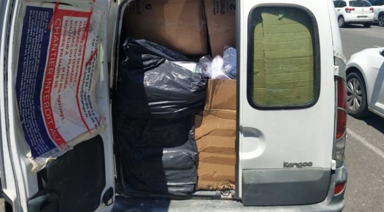 El vehicle interceptat a la Jonquera amb les caixes de roba falsificada