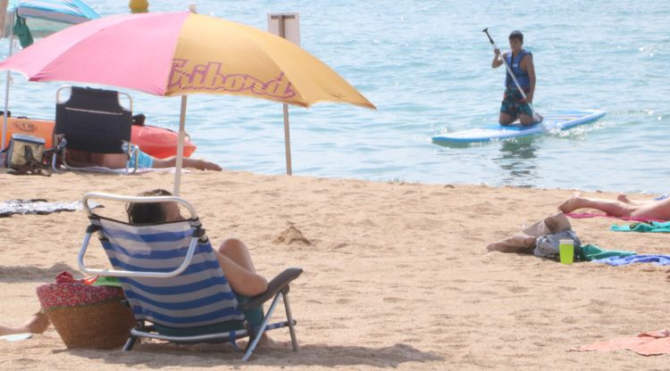 Uns turistes a la platja de Sant Pol, a s'Agaró, ahir. ACN