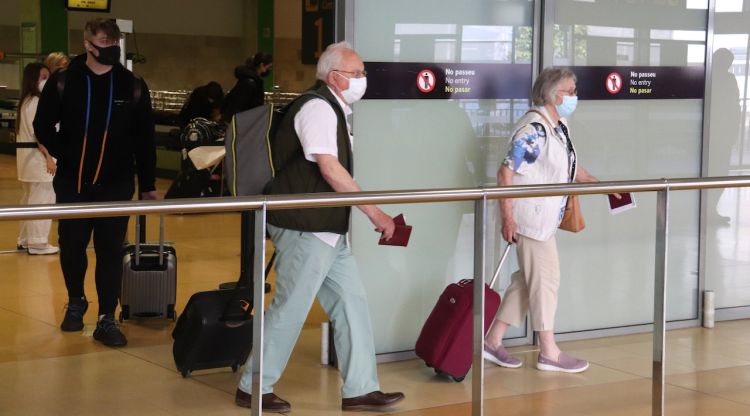Diversos passatgers de Ryanair sortint de l'aeroport de Girona. ACN