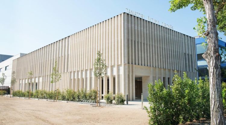 La façana del nou tanatori-crematori que Àltima obre aquest dimarts a Girona