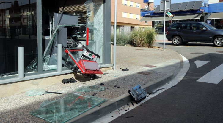 El caixer de la sucursal bancària del Santander a Riudellots de la Selva, totalment destrossat. ACN