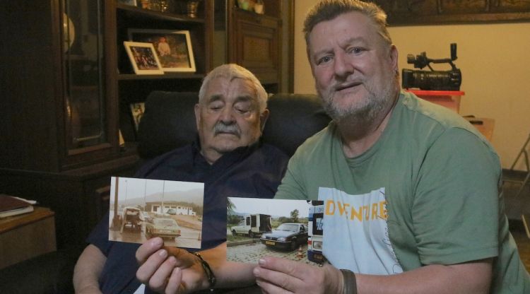 L'Antonio Aguilera (esquerra) i el seu fill l'Esteve amb fotografies de l'autopista a la Jonquera. ACN