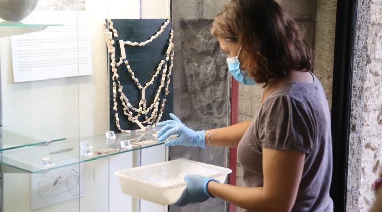 La conservadora del Museu Arqueològic de Banyoles recollint algunes de les peces exposades abans d'emmagatzemar-les. ACN